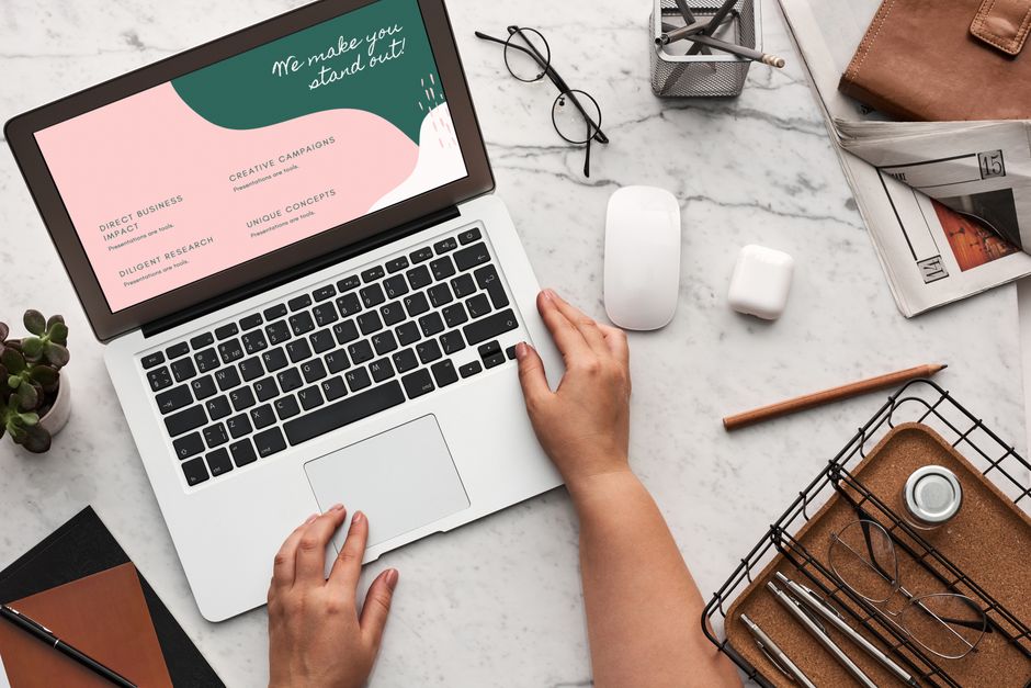 Porträt einer Studentin nach Abschluss eines Online Marketing Kurses